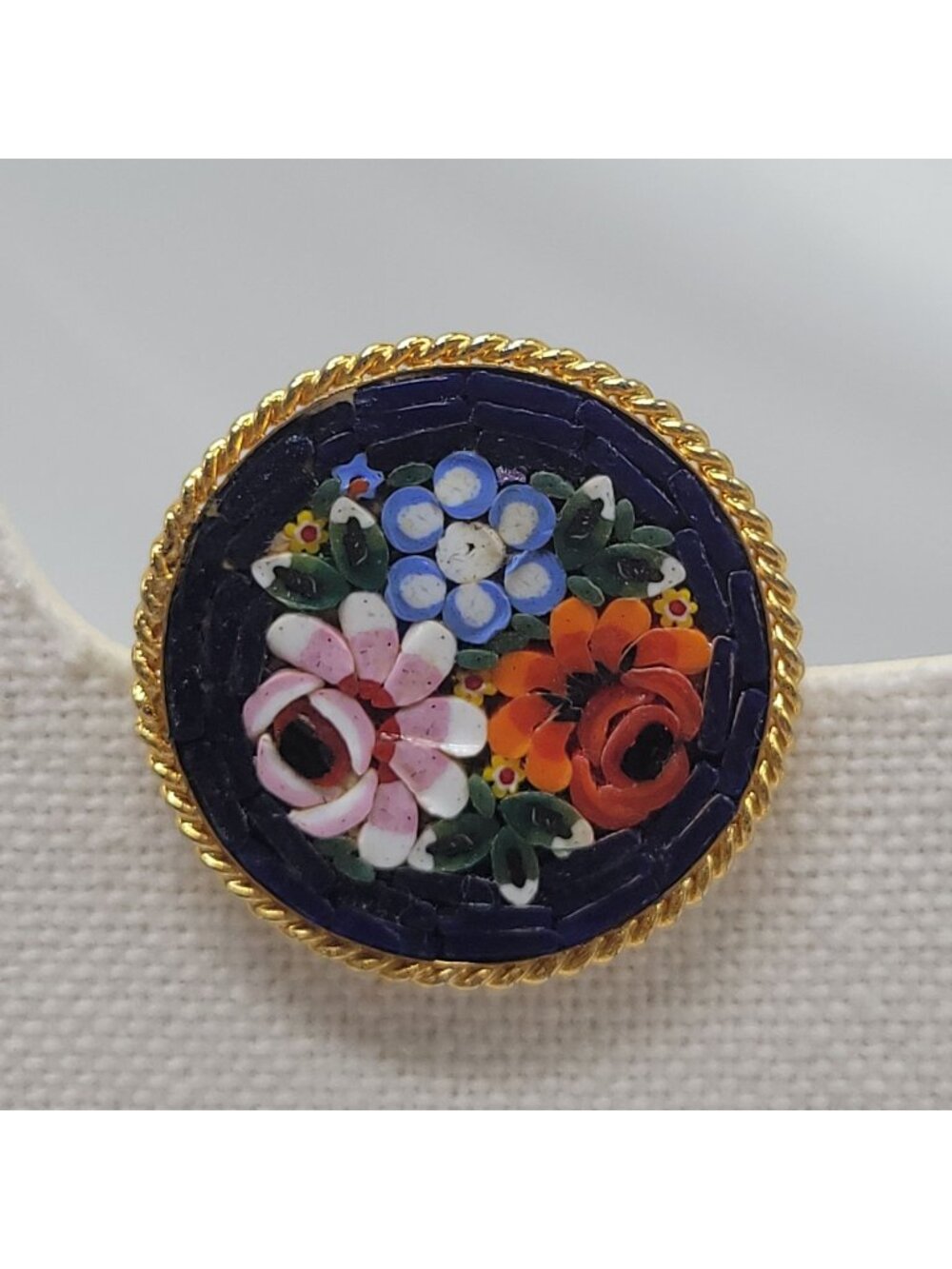 Vintage Round Micro Mosaic Floral Brooch Pin With Gold-Tone Rope Edge Design Han